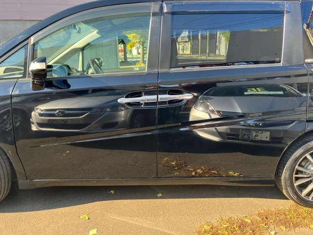 ヘッドライトはディスチャージ式でとても明るく、夜間の走行も安心です。