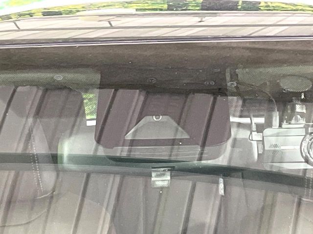 【トヨタセーフティセンス】走行中に前方の車両等を認識し、衝突しそうな時は警報とブレーキで衝突回避と被害軽減をアシスト。より安全にドライブをお楽しみいただけます。