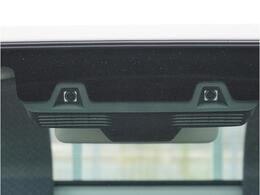 【デュアルカメラブレーキサポート】2つのカメラが前方の歩行者やクルマを検知し、衝突事故時の被害を軽減します。