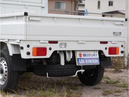 【リアパーキングセンサー】バンパーに付いたセンサーが障害物を検知。一定の距離に近づくとアラートで教えてくれます。狭い駐車スペースや車庫入れ時も安心です。