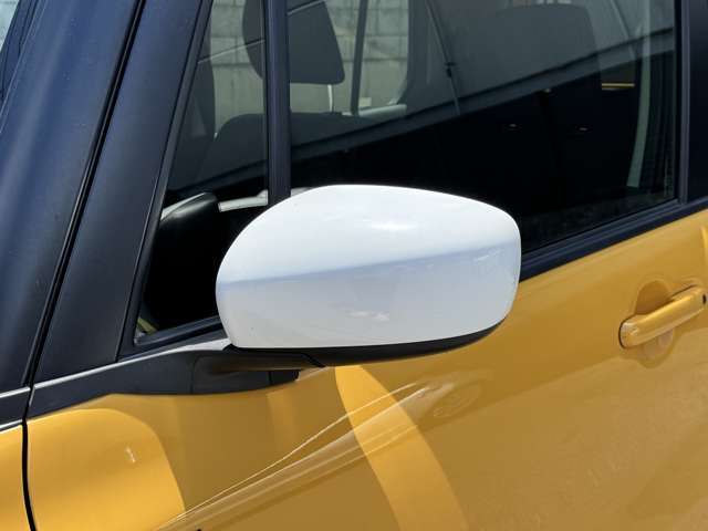 ミラーはホワイトです、電動格納式で狭い道や駐車時にも便利です。