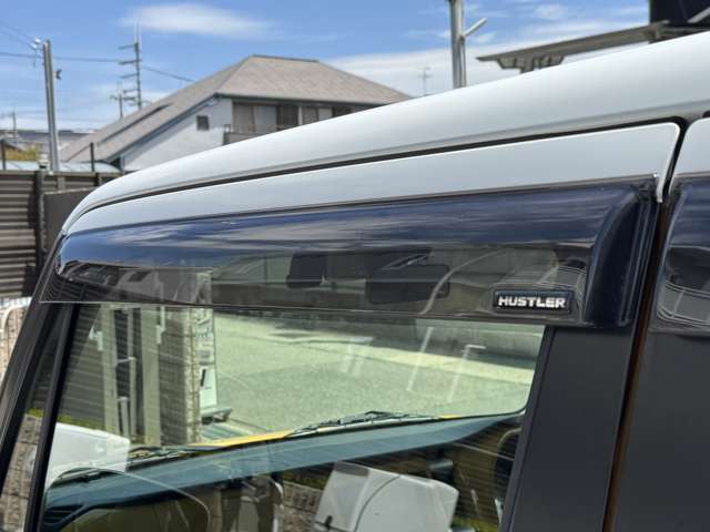 純正サイドバイザ付き、小雨でも窓を開けて走行できます。