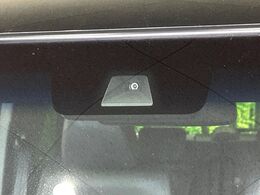 【ホンダセンシング】走行中に前方の車両等を認識し、衝突しそうな時は警報とブレーキで衝突回避と被害軽減をアシスト。より安全にドライブをお楽しみいただけます。