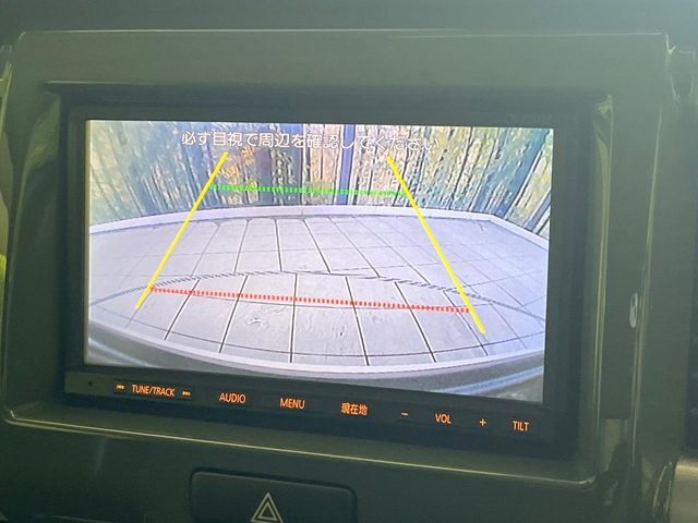 【バックカメラ】駐車時に後方がリアルタイム映像で確認できます。大型商業施設や立体駐車場での駐車時や、夜間のバック時に大活躍！運転スキルに関わらず、今や必須となった装備のひとつです！