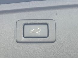 【パワーバックドア】スマートキーや運転席のボタンを押すだけでリアゲートが自動で開閉します！荷物を持っている時や、高い位置にあるバックドアを閉める際に便利な機能です♪