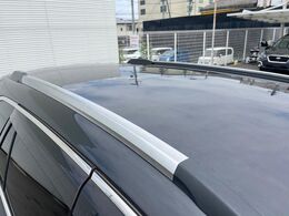 【ルーフレール】外観の魅力を引き立てるとともに、ウィンタースポーツや釣り、ロードバイク等で使う各種ギアを積むキャリア取り付けベースに！アクティブなカーライフを楽しむには必須の装備ですね！
