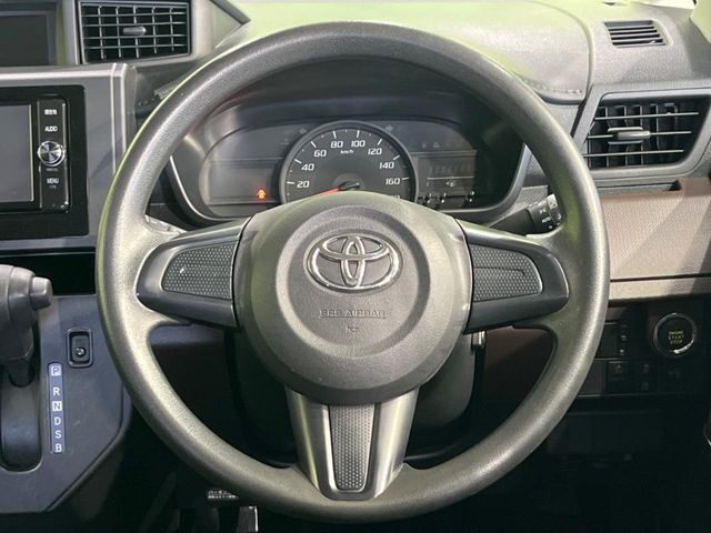 インテリアに合わせたデザインのステアリングは、運転される方のことも考え、運転しやすい形状、大きさです。是非一度、実際に触ってお確かめください。
