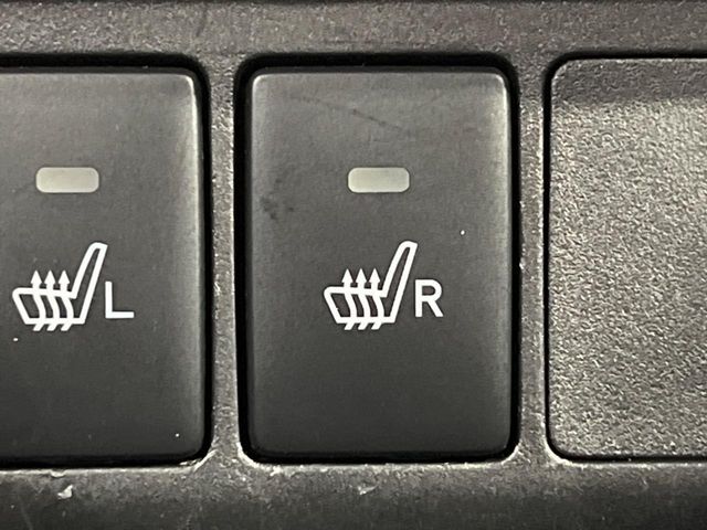 【シートヒーター】寒い日に重宝するシートヒーター！エアコンより早く温まってくれるので寒がりの人も安心ですね♪エアコンの温風は乾燥するから苦手、という方にもをおすすめです。
