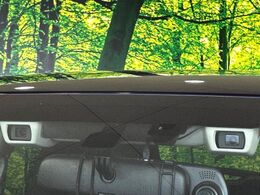 【アイサイトVer2】前方の車両等を検知し、衝突しそうな時は警報で注意を促し、ブレーキを踏む力をサポート。ブレーキを踏めなかった場合は衝突被害軽減ブレーキが作動、衝突回避をサポートします。