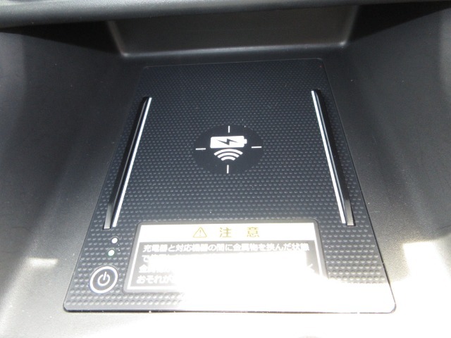 ワイヤレス充電器がついています。対応スマートフォンを置くだけで充電が可能です。