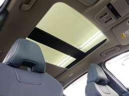 スライディングパノラミックルーフが装備されており、開放感のあるインテリアとなっております。