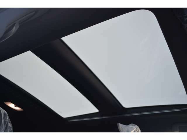 ■メーカーオプションの調光パノラマルーフが装備されておりますので、車内に心地いい開放感を与えてくれます。
