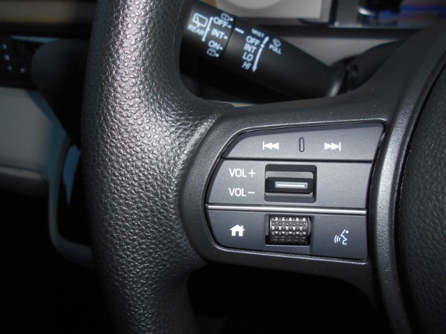 オーディオコントロールスイッチがハンドルに装備されているのでハンドルから手を離さずに運転が可能です。