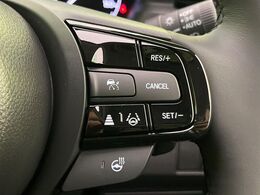 【アダプティブクルーズコントロール】高速道路での長距離走行が楽に！！自動で速度を保つクルーズコントロールが、衝突軽減システムと連携し、前方の車両を感知して車間を保つように速度調節してくれます！！