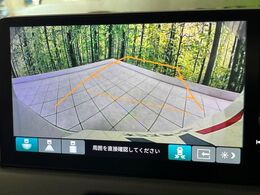 【バックカメラ】駐車時に後方がリアルタイム映像で確認できます。大型商業施設や立体駐車場での駐車時や、夜間のバック時に大活躍！運転スキルに関わらず、今や必須となった装備のひとつです！