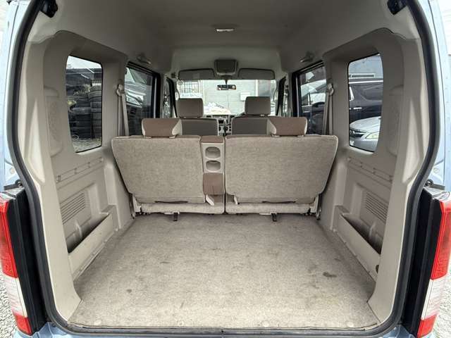 低床で開口部が広いので大きい荷物の積み下ろしも楽々♪広く大容量ラゲッジで幅広い使い方が可能です☆