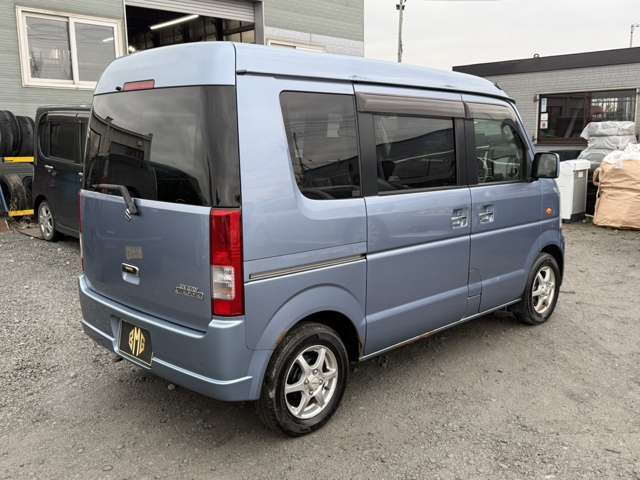 タイヤ交換やオイル交換などの整備はもちろんカスタム、板金、アフターパーツの取り付け…お車の事ならなんでもお任せください！