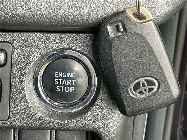 【スマートキー】車内へのアクセスやエンジン始動が楽々に行える今や必須アイテムのキー複製防止の「イモビライザー」まで備わっております。