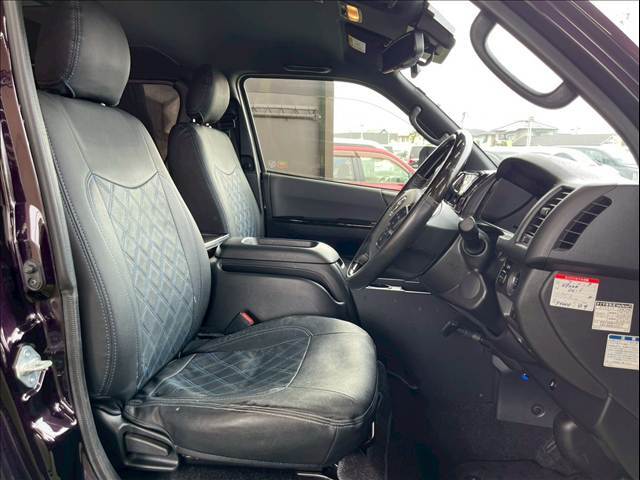 【ハーフレザーシート】を装備しており、車内の高級感がアップしております☆