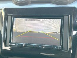 【バックカメラ】駐車時に後方がリアルタイム映像で確認できます。大型商業施設や立体駐車場での駐車時や、夜間のバック時に大活躍！運転スキルに関わらず、今や必須となった装備のひとつです！