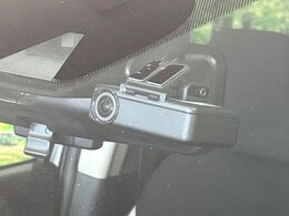 【ドライブレコーダー】安心・安全なカーライフに必須のドライブレコーダーを装備！走行中はもちろん、あおり運転や事故に遭遇した際の状況も映像で記録し、万一のリスクに備えます。