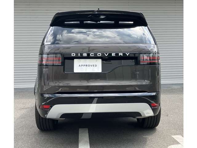 一度見たら忘れられないデザイン。どの角度から見ても個性が際立ち、テールランプのきらめきが奥行きを感じさせます。