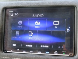 ナビはギャザズ8インチメモリーナビ（VXM-207VFEi）を装着。AppleCarPlay、AM、FM、CD、DVD再生、Bluetooth、フルセグTVがご使用いただけます。