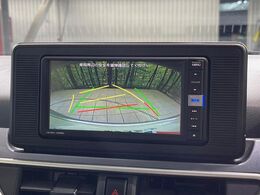 【バックカメラ】駐車時に後方がリアルタイム映像で確認できます。大型商業施設や立体駐車場での駐車時や、夜間のバック時に大活躍！運転スキルに関わらず、今や必須となった装備のひとつです！