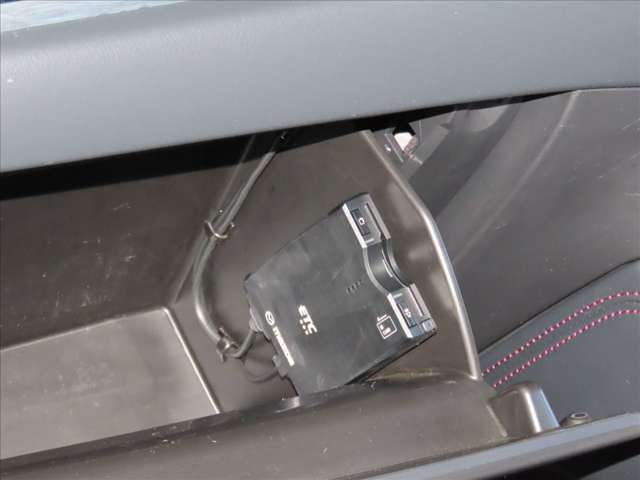 高速道路や有料道路の必需品のETCも装着されています。カードを入れるだけで、料金所をノンストップ＆キャッシュレスで通過出来ます。長距離井戸の際にも役立ちます★☆★☆