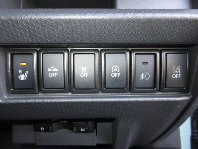 VST（車両挙動安定化制御システム）とは、従来の車輪のロックを防ぐABS、車輪の空転を抑制するTCSに加え、クルマの横滑り、曲がるを制御し、走る・曲がる・止まるの全領域で安定性を確保するシステムです。