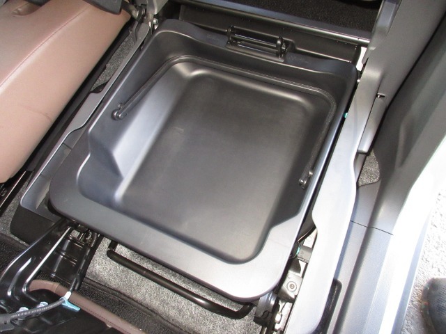 助手席下には、収納BOXが装備されておりシューズなどをしまって置くことが出来ます。また取り外せますので汚れ物を洗い場まで持って行けて便利ですね！