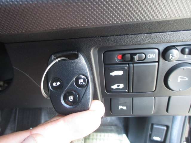電動オートスライドドアに室内スイッチです！運転席から操作可能です。小さいお子様やお年寄りの乗り降りが楽になるアイテムですね！このお車の魅力がここにあり！