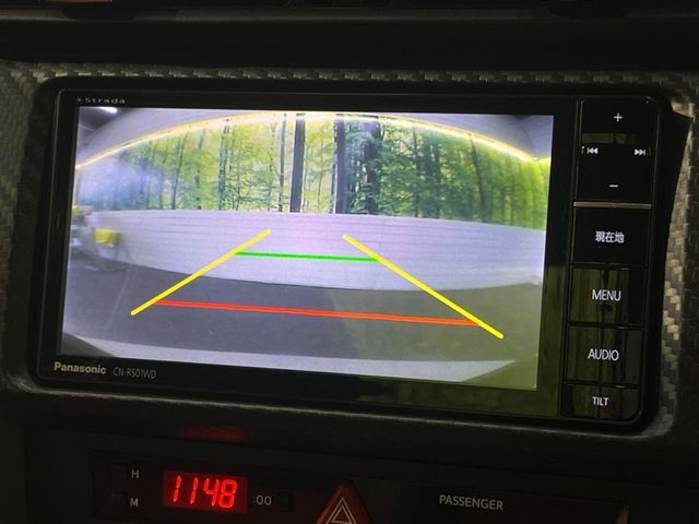 【バックカメラ】駐車時に後方がリアルタイム映像で確認できます。大型商業施設や立体駐車場での駐車時や、夜間のバック時に大活躍！運転スキルに関わらず、今や必須となった装備のひとつです！