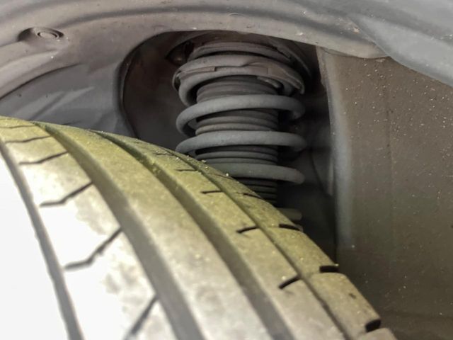 お車を安心してお乗りいただく為には、足回りの定期点検が欠かせません。サービスサポート（有償保証）では無料点検もご提供しており、安心のカーライフをお過ごしいただけるサポート体制が整っています。