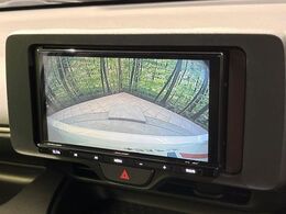 【バックカメラ】駐車時に後方がリアルタイム映像で確認できます。大型商業施設や立体駐車場での駐車時や、夜間のバック時に大活躍！運転スキルに関わらず、今や必須となった装備のひとつです！