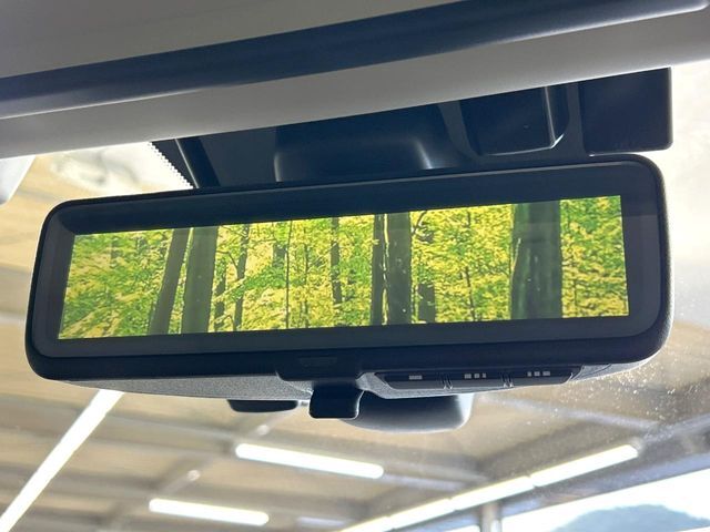 【スマートリヤビューミラー】後席の大きな荷物や同乗者で後方が確認しづらい時でも安心！カメラが撮影した車両後方の映像をルームミラー内に表示。クリアな視界で状況の確認が可能です！