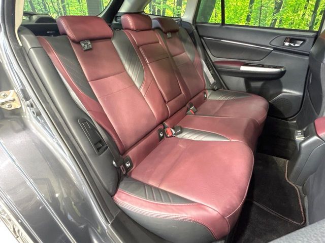 後部座席も気になるようなキズ・汚れやへたり等、大きなダメージはなく、良好な状態です。