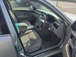 傷みの少ない運転席です。