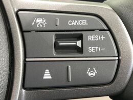 【アダプティブクルーズコントロール】高速道路での長距離走行が楽に！！自動で速度を保つクルーズコントロールが、衝突軽減システムと連携し、前方の車両を感知して車間を保つように速度調節してくれます！！