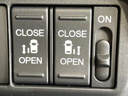 【両側パワースライドドア】スマートキーや運転席のスイッチで後席両側スライドドアの開閉が可能♪電動だから力を入れてドアを開ける必要が無く、小さなお子様でも簡単に開け閉めでき快適です♪