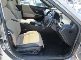 レザーシートは8Way調整式パワーシート・電動ランバーサポートにて自分に合ったシートポジションに設定が可能です。3つのシートポジションメモリー機能付です。