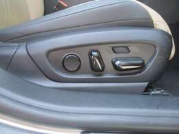 レザーシートは8Way調整式パワーシート・電動ランバーサポートにて自分に合ったシートポジションに設定が可能です。3つのシートポジションメモリー機能付です。