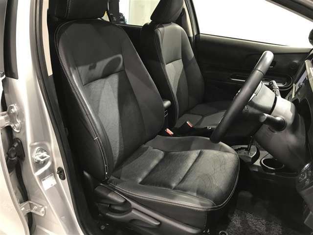運転席はもちろん広々！シート状態も良く、運転される本人も助手席に乗られる方も快適にお過ごしいただけます