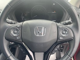 ハンドル左側にはオーディオコントローラーがついております。右側にはクルーズコントロール機能などのボタンがついており、高速道路走行時の負担を軽減します。