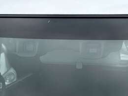 衝突被害軽減ブレーキ「デュアルカメラブレーキサポート」人の目と同じように、左右2つのカメラが、対象物との距離や形を捉えて、歩行者や車を認識します。また、左右の白線も認識しますので、車線逸脱防止機能付き