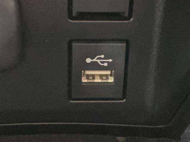 こちらのクルマはUSB接続コネクタも装備されています♪スマホの充電などにお使い下さい。ご旅行中での充電切れも、これなら心配いりませんね！