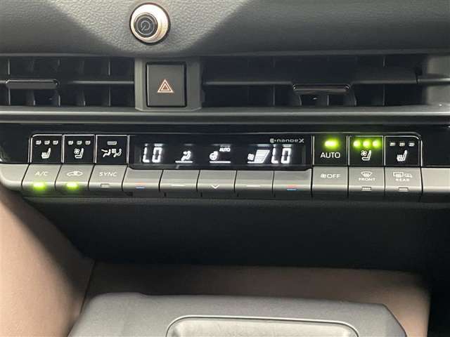 デュアルエアコンとは、運転席と助手席で、個別に温度設定ができる機能です。気温の感じ方は、人それぞれ違うもの。乗る人に優しい機能ですね。