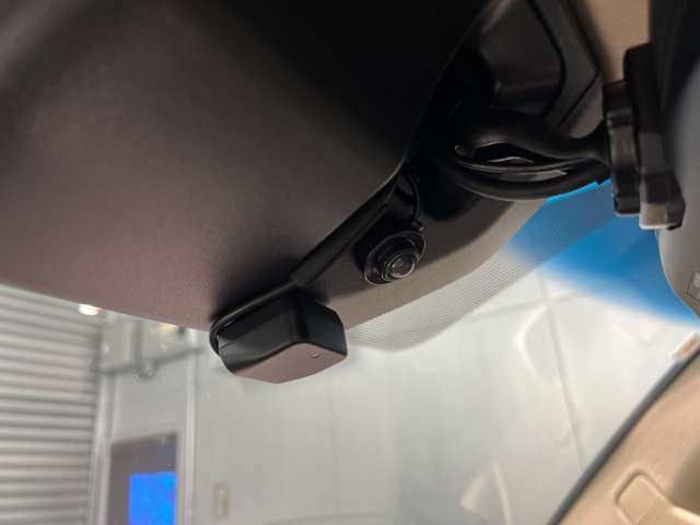 トリプルセンサ・デジタル傾斜センサを標準装備＊。異常発生時にはハザードの点滅と大音量のハイパワーサイレンで威嚇します。