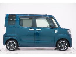 県内13店舗にて常時500台以上ダイハツ車を展示中です。見て、触って、納得のいく一台をぜひ見つけてください。