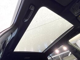 【パノラマルーフ】大型のガラスルーフ搭載で車内の解放感が一気にアップ！開放的なドライブをお楽しみいただけます。